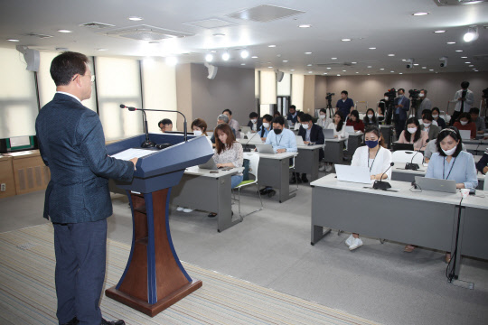 여상기 통일부 대변인이 4일 오전 정부서울청사 브리핑실에서 대북전단과 관련한 브리핑을 하고 있다.   연합뉴스